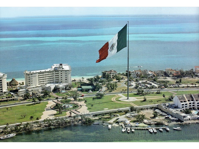 Asta Bandera Monumental 100.00 m., Cancún, Q. Roo